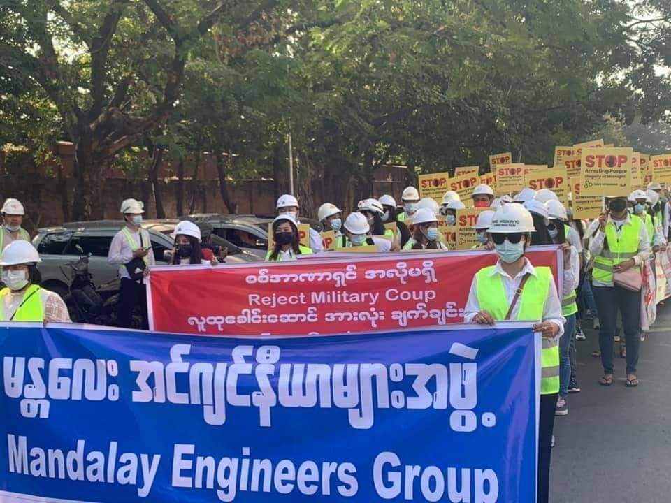 Mandalay Engineers are very united. 

They protest everyday with same boards. 😭🇲🇲 

The world will know your hard work. 

WE ARE NOT SAFE 

#Feb15Coup 
#WhatsHappeningInMyanmar