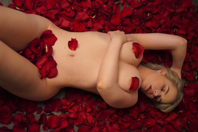 Happy Valentine&rsquo;s Day 🌹 https://t.co/4wikjfEln3