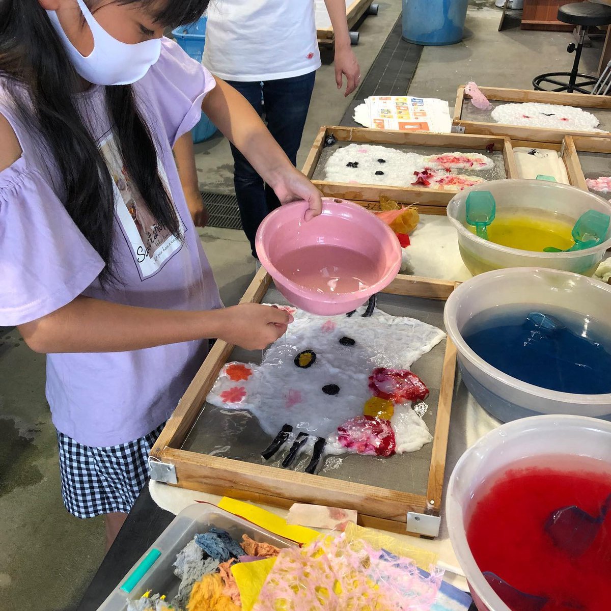 アワガミファクトリー 公式 おうちで紙漉き 原料や道具 染料など 和紙を手作りする用具や材料をご用意しました 世界に１つしかない オリジナルの和紙を漉いてみませんか 学校や施設での教材としてもお使いいただけます T Co