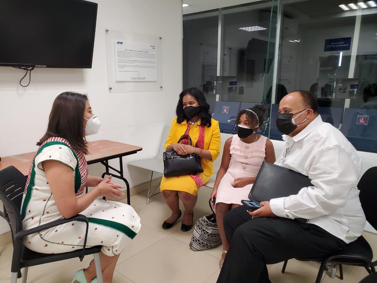 Yola_MartinezL's tweet photo. Tuve la oportunidad de intercambiar ideas con un hombre visionario y comprometido con la unidad y los derechos humanos. Le agradezco a @OfficialMLK3 por tan cálida conversación. El diálogo construye puentes de paz y de unidad. https://t.co/MzRbyXMCG0