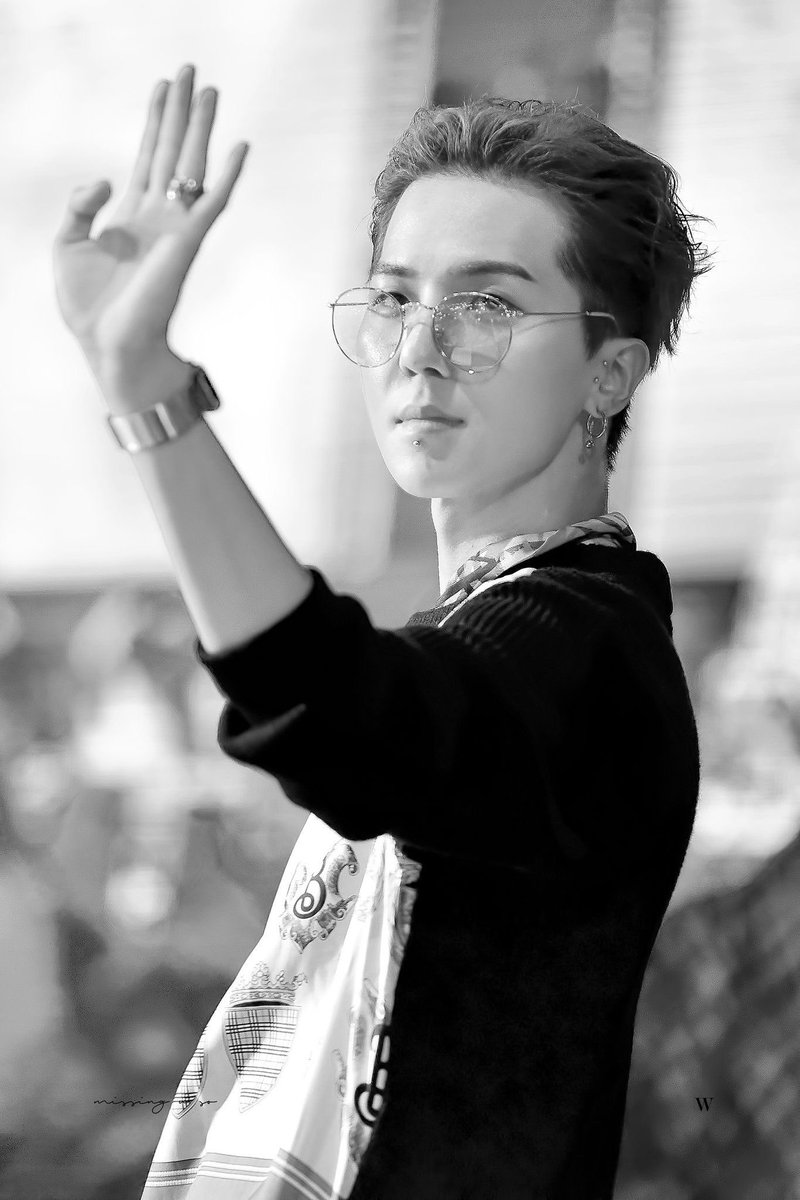 poetmino's tweet photo. i literally LIVE for black &amp; white pictures of mino... just look at HIM https://t.co/H4r7WD1TJ8