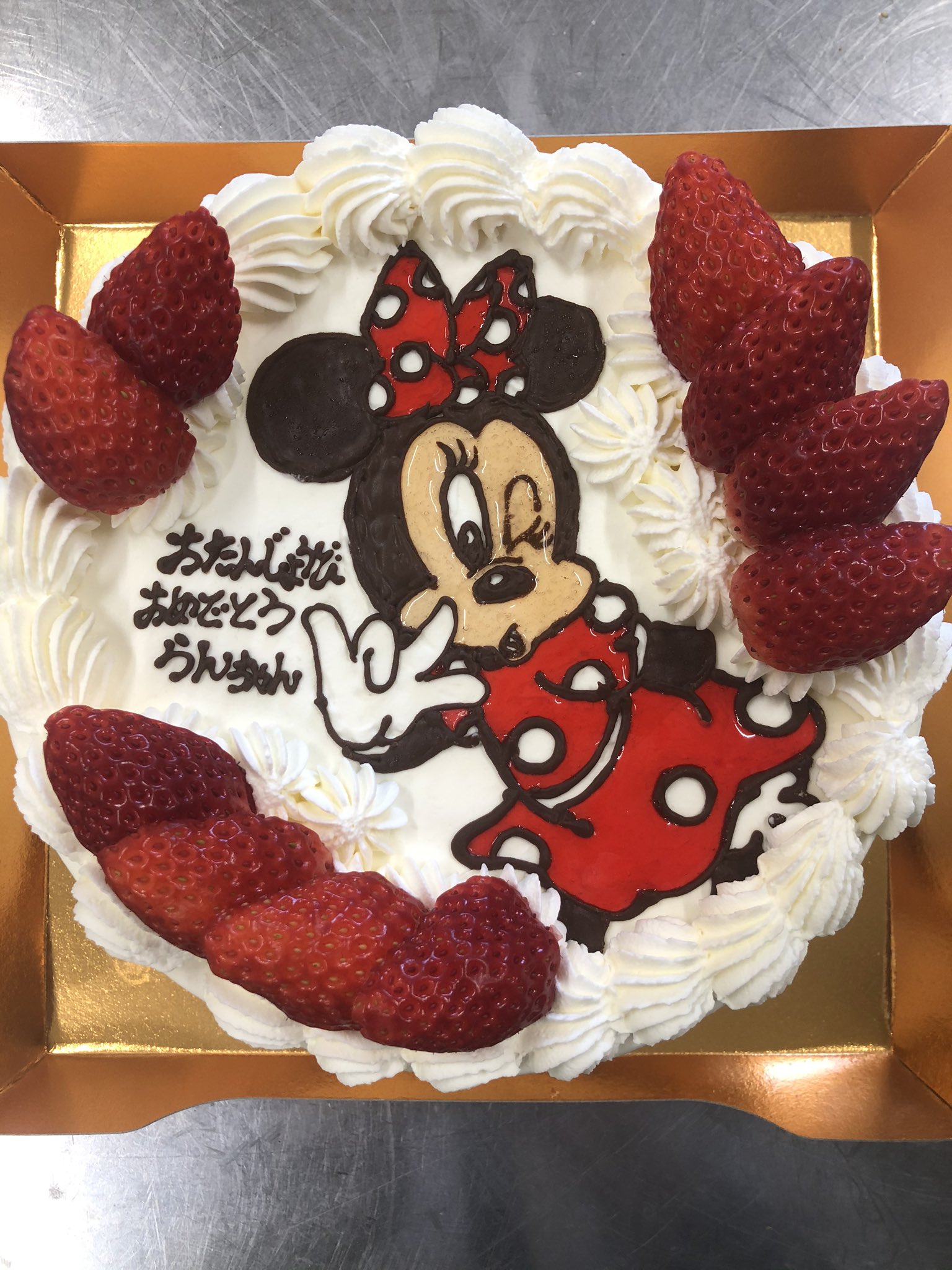 Patisserie Galette 本日ご紹介しますデコレーションケーキは 先日受け渡しのキャラクターケーキです お 誕生日おめでとうございます イラストはディズニーキャラクターの ミニーマウスです 大事なお子さんの誕生日にガレットのキャラクターケーキは