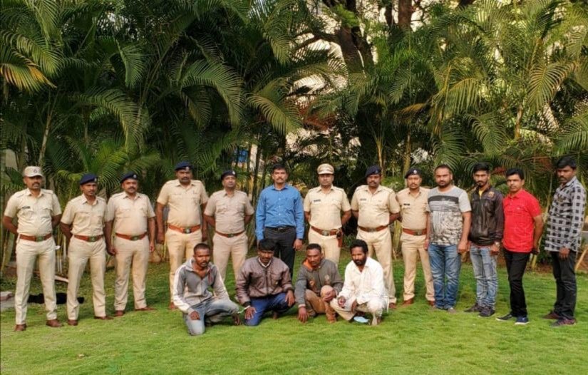 Four persons were arrested  yesterday in connection with Pangolin Poaching case by Forest Department #Pune. One live #pangolin is also successfully rescued in this operation.

Kudos to the entire team led by DCF, Pune @IfsPatil

#Stopwildlifetrade #Wildlifetradeisillegal