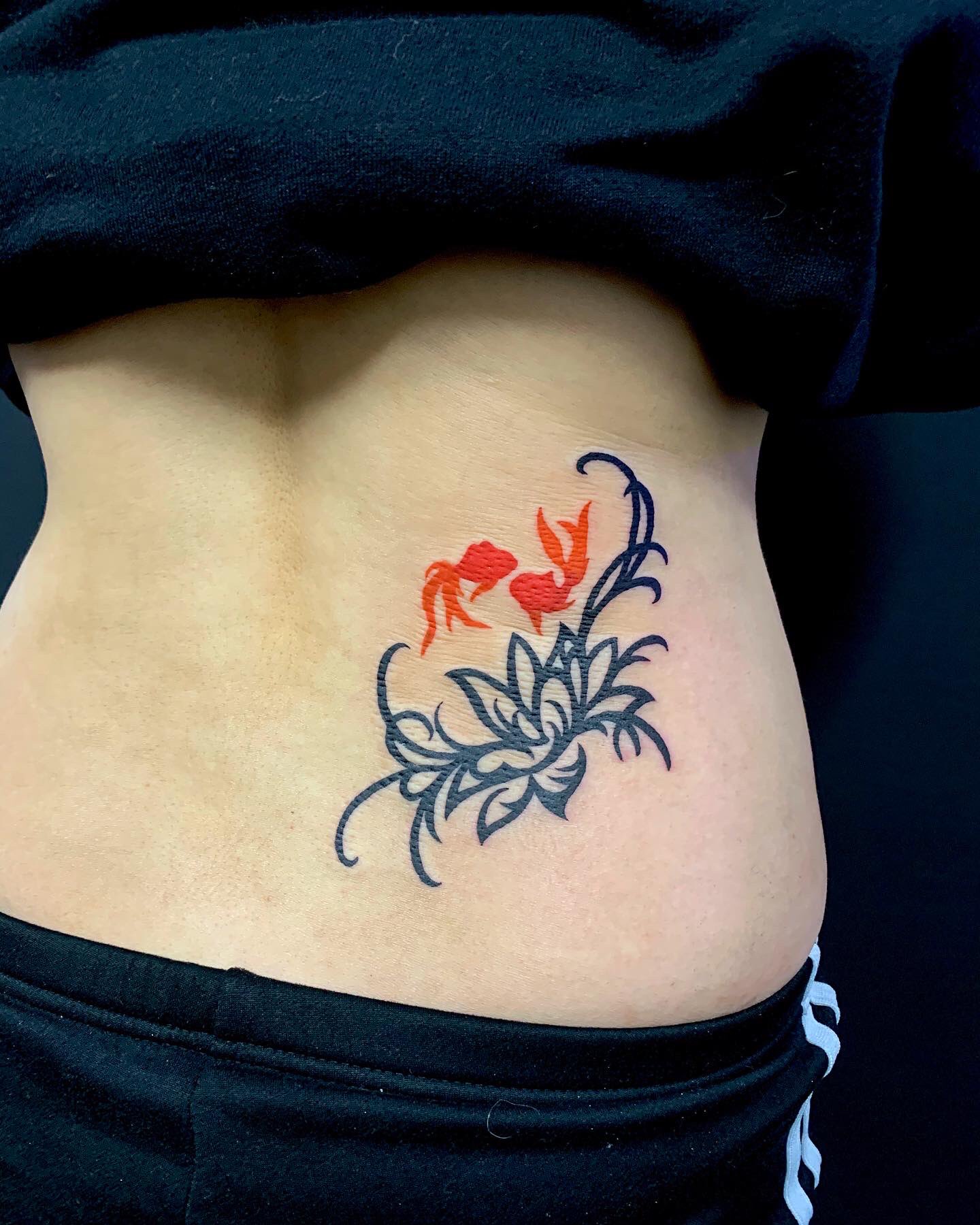 墨鎧文身 初代彫ゆう 金魚と蓮のトライバルタトゥー Kingyotattoo Tribaltattoo トライバルタトゥー 刺青 Irezumi Wabori タトゥー Tattoo 前橋彫ゆう 初代彫ゆう 彫ゆう Horiyu 墨鎧文身 インクアーマータトゥー Inkarmortattoo T