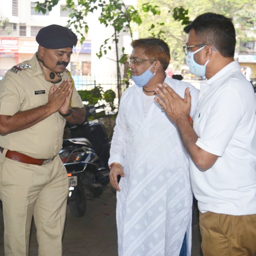 AneelMurarka's tweet photo. To make Amchi Mumbai #BeggarsFree the #MumbaiPolice just launched a special drive to end beggar's nuisance in the city. During my conversation with Senior Traffic Officer, he explained me about it.
It's a #positivestep, did u notice the change at the traffic signals? 👍 https://t.co/8yLrJecVYB