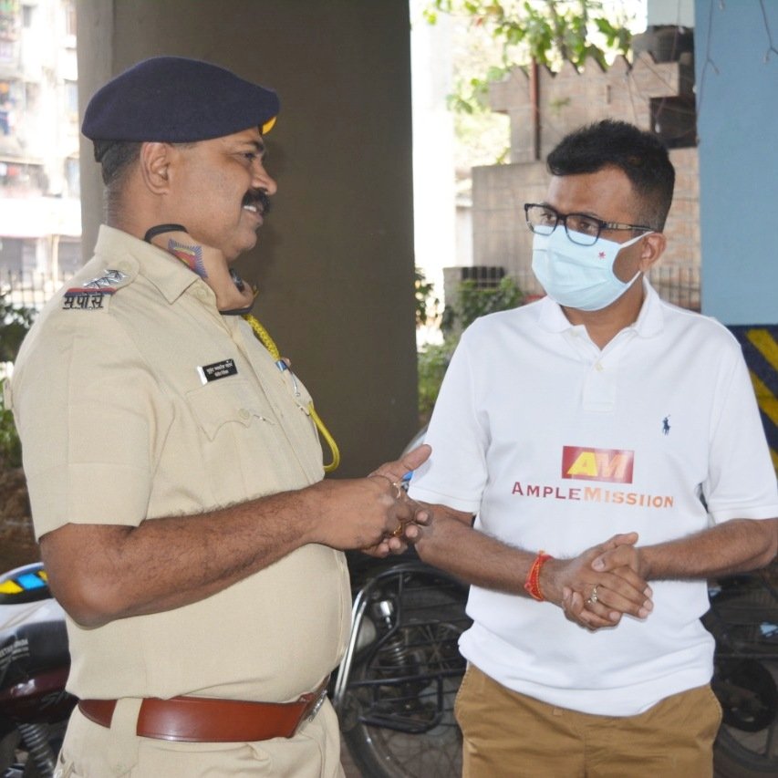 AneelMurarka's tweet photo. To make Amchi Mumbai #BeggarsFree the #MumbaiPolice just launched a special drive to end beggar's nuisance in the city. During my conversation with Senior Traffic Officer, he explained me about it.
It's a #positivestep, did u notice the change at the traffic signals? 👍 https://t.co/8yLrJecVYB