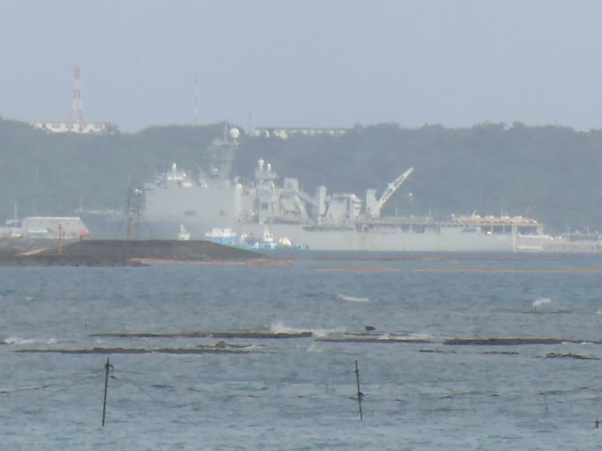 Koza24 さっき見かけましたが 今日もホワイトビーチ沖の中城湾に停泊中の軍艦が確認されてます 画像は土曜日に熱田漁港から撮ったものです