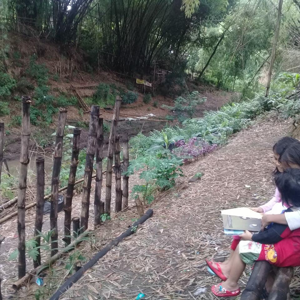 sekolahsungaik1's tweet photo. Student goes to river.dulu kotor penuh sampah.kini jadi pojok baca pinggir kali banjiran meger  @kabarklaten @YaniSunarno .anak2&amp;warga memanfaatkan jadi perpustakaan.kkn @undip komunitas peduli sungai banjiran.edukasi&amp;literasi sampah&amp;sungai @dlhkprovjateng @ganjarpranowo keren. https://t.co/ckXkSpHJ1V