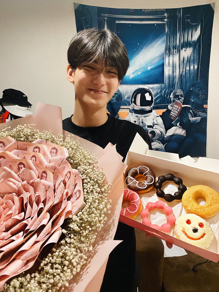 firstfh5's tweet photo. Thank you so much น้าคับ โดนัทอร่อยมากเฟริสท์กินหมดแล้ว 555 💖 #FirstLoveIsU https://t.co/DLF3d1RjCw
