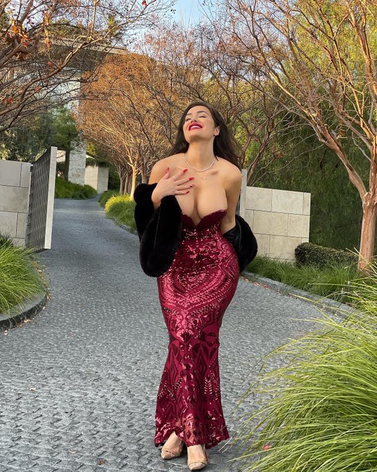 Happy Valentine&rsquo;s Day from me and my gravity defying dress! 😆 #ValentinesDay https://t.co/mTsUSwmSJH<a href="/tag/valentinesday"class="tags"><span>#valentinesday</span></a>