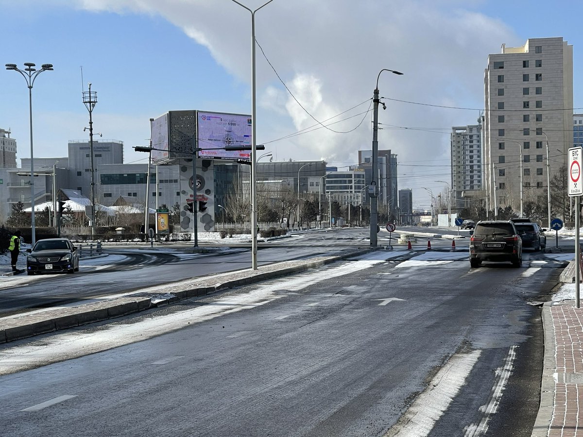 Хотын байдал шалдар булдар цагийн улирал ороо бусгаа. Нээлттэй уулзвар, төв замыг дагаж хааяа нэг эмнэлгийн тэрэг дохиогоо дуугарган өнгөрөх бөгөөд дөрвөн зүг цэв цэлийн, уйтгартай цагаан униар тунана.