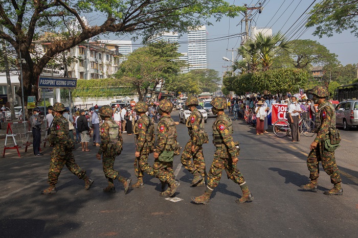 Myanmar army shows force in Yangon. Soldiers on street as protesters condemn the coup of two weeks ago and the detention of elected leader Aung San Suu Kyi and others. #WhatsHappeningInMyanmar