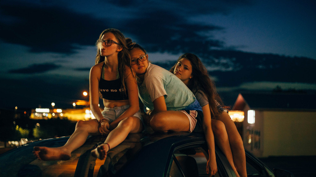 ‘Cusp’ Review: In a Clear-Eyed Sundance Doc, Three Small-Town Texas Teenagers Act Out Their Alienation, Partying Against Purple Skies dlvr.it/RsjwQx