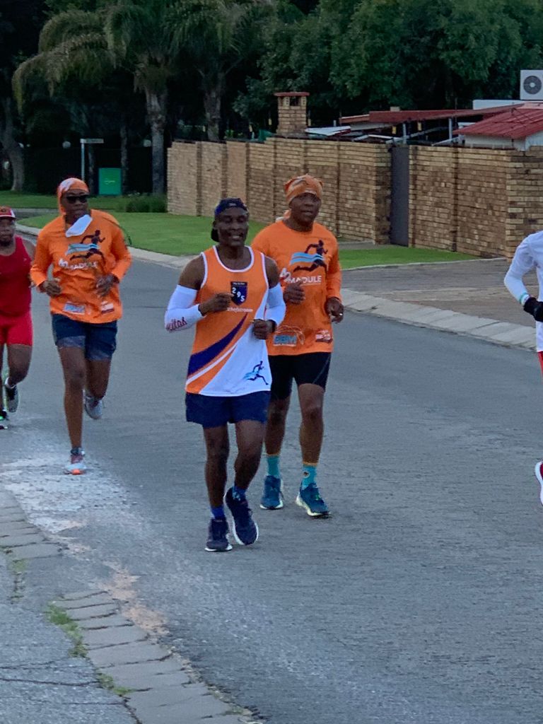 madulemasilo's tweet photo. We painted klerksdorp orange yesterday. I'm getting my fitness back. By the end of February I'm going to try 21k at 1h35 please pray for me.
#295runcrew
#Bazala
#RunningWithTumiSole
#ASICSfrontrunner2021 https://t.co/kLOLIRwRig