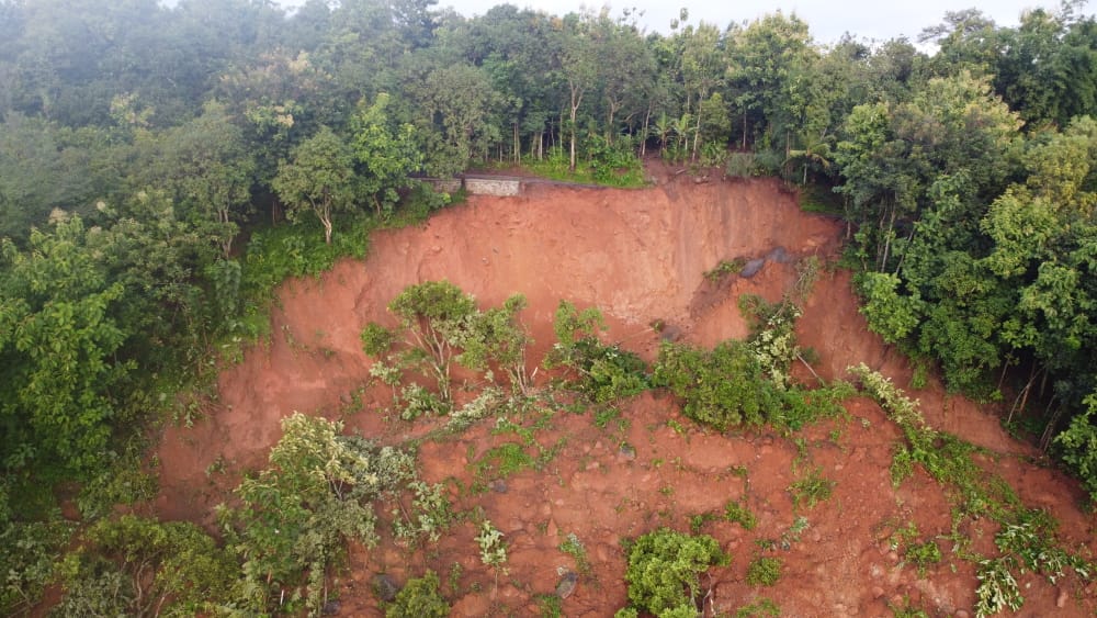 NganjukKotaBayu's tweet image. Pantauan dari udara dampak longsor di Dsn. Selopuro, Desa Ngetos, Kecamatan Ngetos (15/02)
.
Foto saking pak Edi suwito (Apfal)
Stay Safe. Semoga kita semua dalam lindungan-Nya dan yang dilanda musibah diberikan kesabaran

#Nganjuk #nganjukkotabayu #PrayForNganjuk