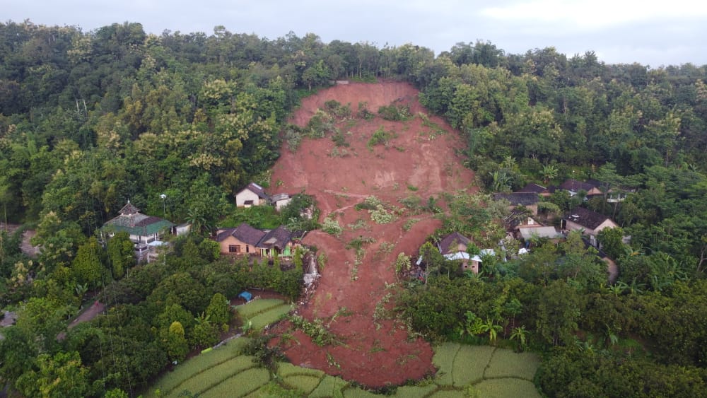 NganjukKotaBayu's tweet image. Pantauan dari udara dampak longsor di Dsn. Selopuro, Desa Ngetos, Kecamatan Ngetos (15/02)
.
Foto saking pak Edi suwito (Apfal)
Stay Safe. Semoga kita semua dalam lindungan-Nya dan yang dilanda musibah diberikan kesabaran

#Nganjuk #nganjukkotabayu #PrayForNganjuk