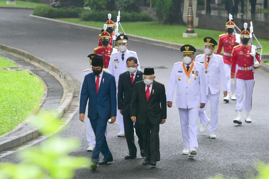 Prosesi pelantikan Gubernur dan Wakil Gubernur Kalimantan Utara, Zainal Arifin Paliwang dan Yansen TP serta Gubernur dan Wakil Gubernur Sulawesi Utara, Olly Dondokambey-Steven Kandouw, di Istana Negara, Senin ((15/2/2021)