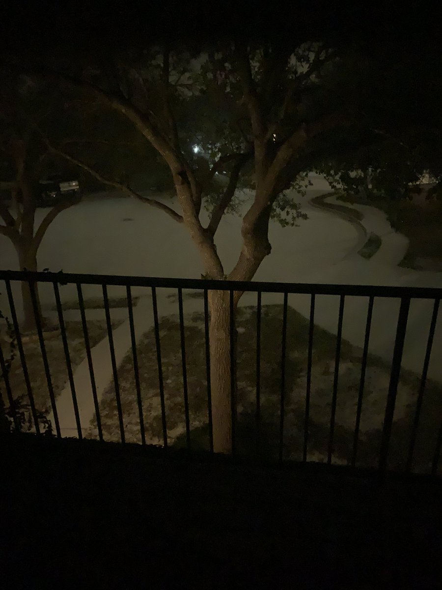 JessicaNeallll's tweet photo. Our cul de sac is pure ice right now! Everyone in Steiner Ranch stay safe 🥶🥶🥶 We have lost power twice already 🥴😩 https://t.co/qLX3xtS42s