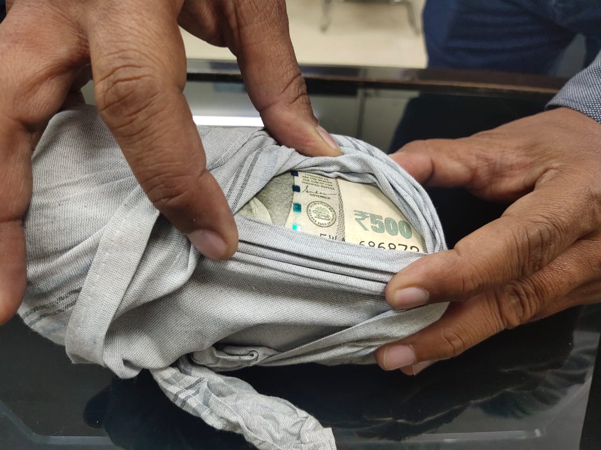 DCP_DelhiMetro's tweet photo. Good work done by metro unit ,pls be aware of such cheaters who show fake currency bundle and cheat you by luring .pls dont do any such money dealing .@DelhiPolice @CPDelhi https://t.co/B4WAQAnLWp