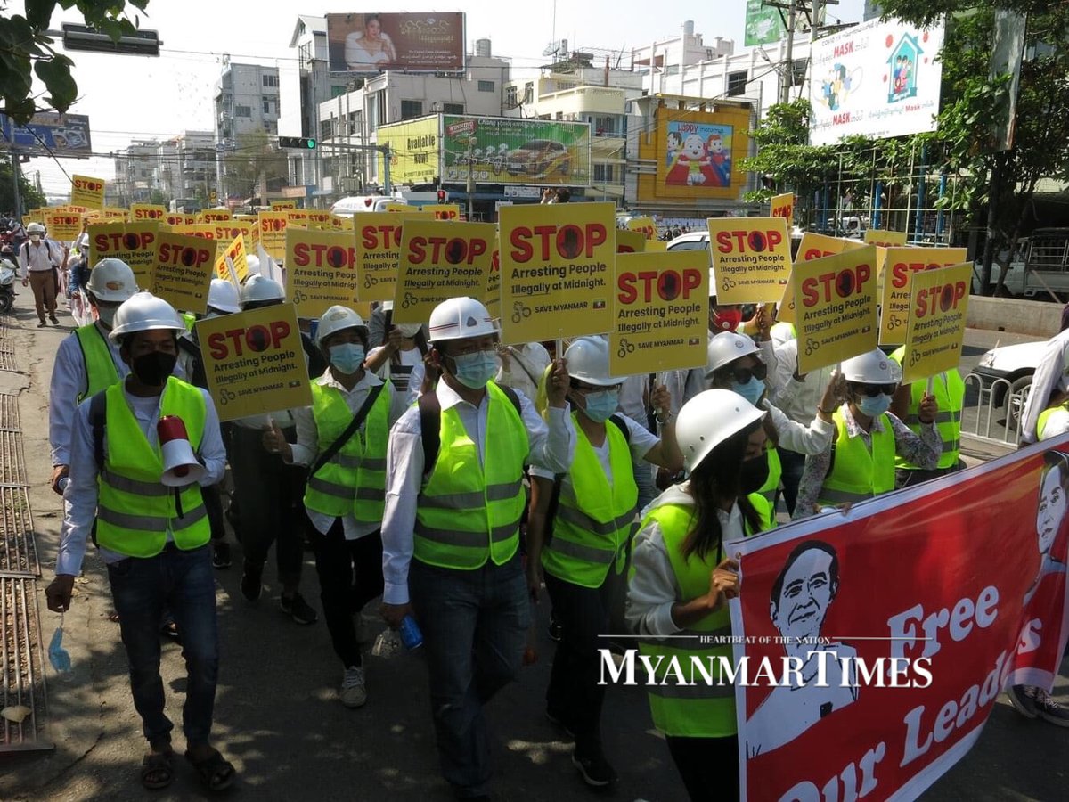 TheMyanmarTimes's tweet photo. ဖေဖော်ဝါရီ ၁၅ ရက်နေ့တွင် မန္တလေးမြို့၌ မန္တလေးအင်ဂျင်နီယာများအဖွဲ့မှ ဦးဆောင်သော တစ်ကြောင်း တည်းဖြင့် အင်အားသိန်းချီပါဝင်သည့် သပိတ်လမ်းကြောင်းဖြင့် ကန့်ကွက်ဆန္ဒဖော်ထုတ်နေသည်။ 
ဖြိုးဝေကျော်မြ/န်မာတိုင်းမ် https://t.co/ILkOJydXXk