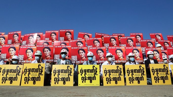 TostevinM's tweet photo. Anti-coup protesters in Myanmar call for the release of elected leader Aung San Suu Kyi in Naypyidaw, two weeks after she was detained and overthrown by the army. #WhatsHappeningInMyanmar https://t.co/rh73d0q9ku