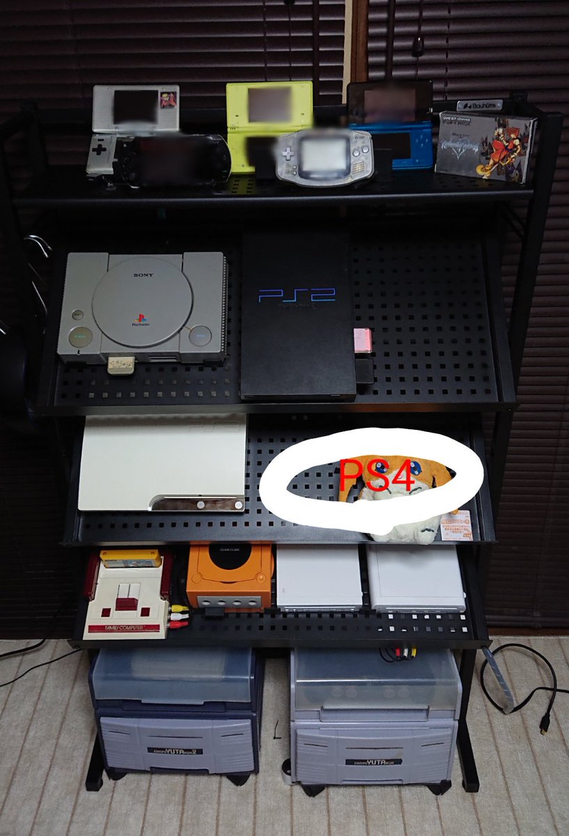T_FlELD's tweet photo. @bauhutteさんの商品でゲーム環境作ろうと決心したので、手始めに。
実家のTVゲーム機全てをディスプレイラックにまとめてみた！
DAISOと切換機の力を借りてラック裏に配線まとめたのでスッキリしたし、モニター１枚で全部遊べるという優れもの。 https://t.co/XTSQRE9CeE