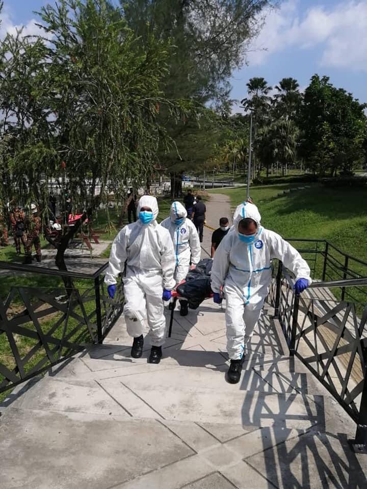 redzuanNewsMPB's tweet photo. Mayat wanita berusia 20-an ditemui terapung sejauh 7 meter dari daratan Taman Tasik Jaya, PJ berdekatan Amcorp Mall, 10.40 pagi tadi

Identiti mayat masih belum dikenalpasti.

Kredit : Bomba PJ https://t.co/ADQ6EIK1hS