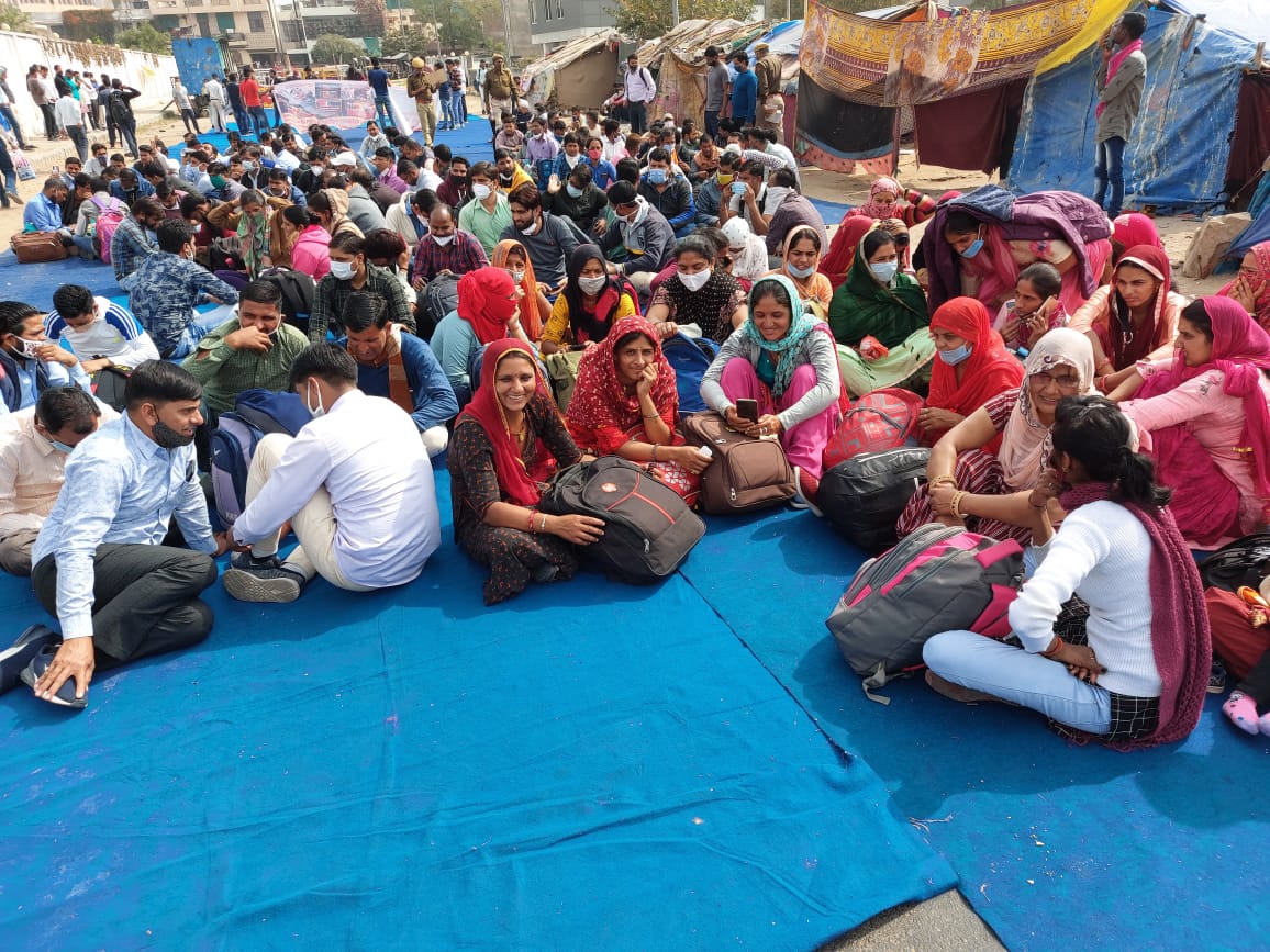 TheUpenYadav's tweet photo. आज जयपुर में ऐतिहासिक बेरोजगार महासभा होगी 
और अभी धरना स्थल पर बेरोजगार जुटने लग गए हैं
आप सभी भी निवेदन है कि जल्द से जल्द 12 बजे 22 गोदाम पेट्रोल पंप के पीछे धरना स्थल पर पहुँचे l
आज का दिन ऐतिहासिक रहेगा
 सत्यमेव जयते https://t.co/n9ZPQzGnYQ