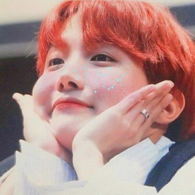 bangtanlin3's tweet photo. Olha o nosso solzinho que coisa mais pitica 🥺💖 não como tenha pessoas que não goste dele #ForHobi #ARMYBTSEstaClaro https://t.co/KT8UPvDNZw