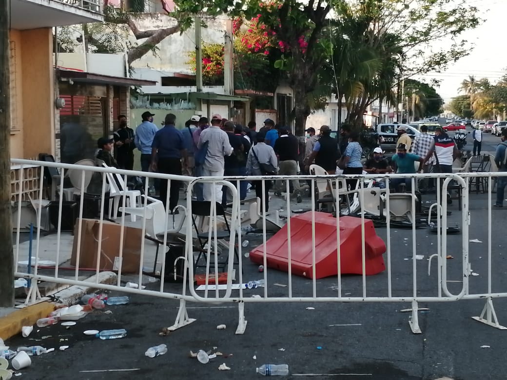 RubenLicona's tweet photo. Qué "bonita" elección interna del PAN en puerto de Veracruz con sus tribus también disputando el poder. https://t.co/JBygbq2kvZ
