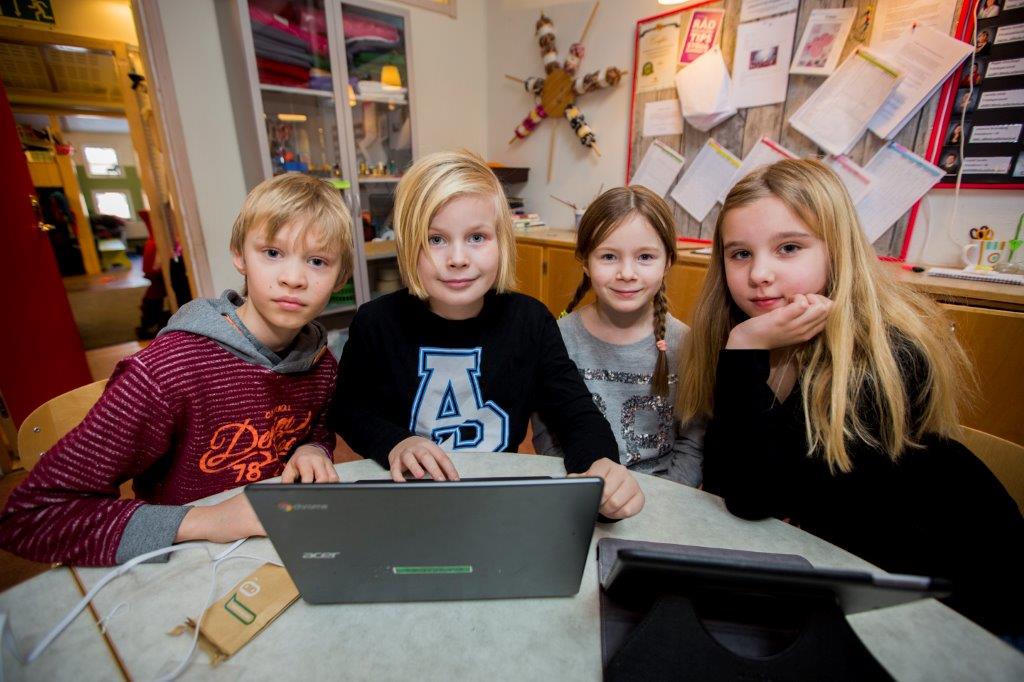 rkh_official's tweet photo. Hur har barn uppfattat coronapandemin och var får de sin information? Ny internationell forskningsstudie visar att de flesta barn får information om hälsa och #COVID19 från sina föräldrar, förutom i Sverige, där skolan är den främsta informationskällan https://t.co/pahGN6qh3P https://t.co/72bOLZNND6