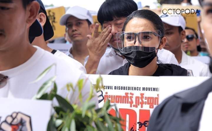 phoopwintkoko4's tweet photo. We are fighting for our future and hopes .
WE ARE NOT SAFE
#Feb15Coup 
#WhatsHappeningInMyanmar https://t.co/lzAg1DkA10
