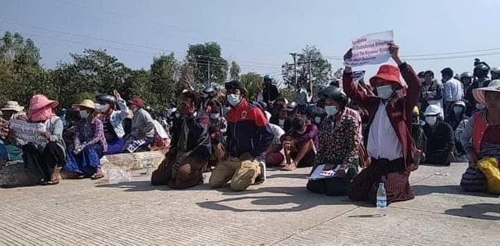 Cora222K's tweet photo. This morning in NayPyiDaw, military arrested and detained more than 40 high school students who are protesting peacefully.

The parents of the high school kids are pleading the military junta to release their children,sitting down on knees.😢

 #WhatsHappeningInMyanmar
#Feb15Coup https://t.co/c9VBD4xrDj