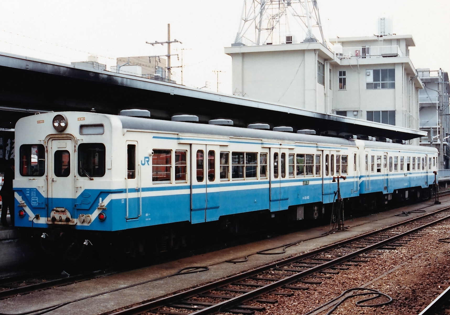 オレンジカードJR四国　夜の高松駅にたたずむ旧国鉄色急行形気動車キハ65　使用済 国鉄色の定期列車高松乗入れ消滅へ｜鉄道ニュース｜2008年3月14