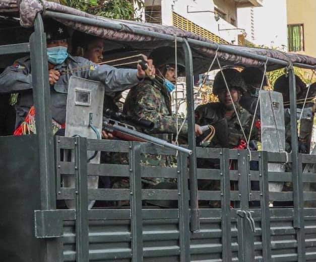 Phyothinzarnai4's tweet photo. Myanmar Polices and soldiers in Mandalay today. They also shot with the guns to the reporters and citizens who were watching from their houses Where's our rights?Where's reporters’rights. TW: Gunshots &amp; blood #WhatsHappeninglnMyanmar #HumanRightsViolations https://t.co/VH4w53CpWf