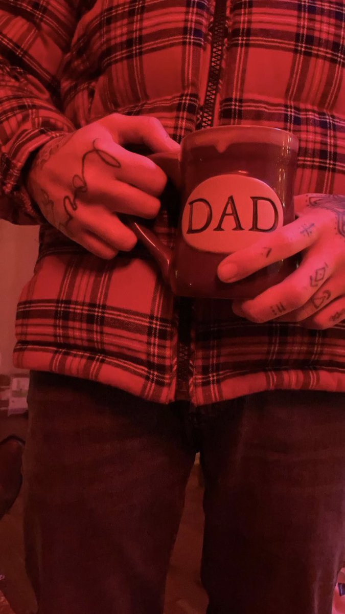 DEVlLSNOTE's tweet image. my wife bought me a dad mug. it fits me, dunnit?