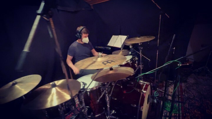 studio18de's tweet image. Zurück im Studio. Niels trommelt den 1. neuen Song ein. Flo produziert und Tobi macht wieder die Tontechnik wie bei den letzten beiden Alben 🙏🤘🏻

#erkbergtrio #studio #studio18 #etq #reunion #mundart #etq2020 #kässlerplatt #flomaiberger #produzent #s… instagr.am/p/CLT4LHdIBub/