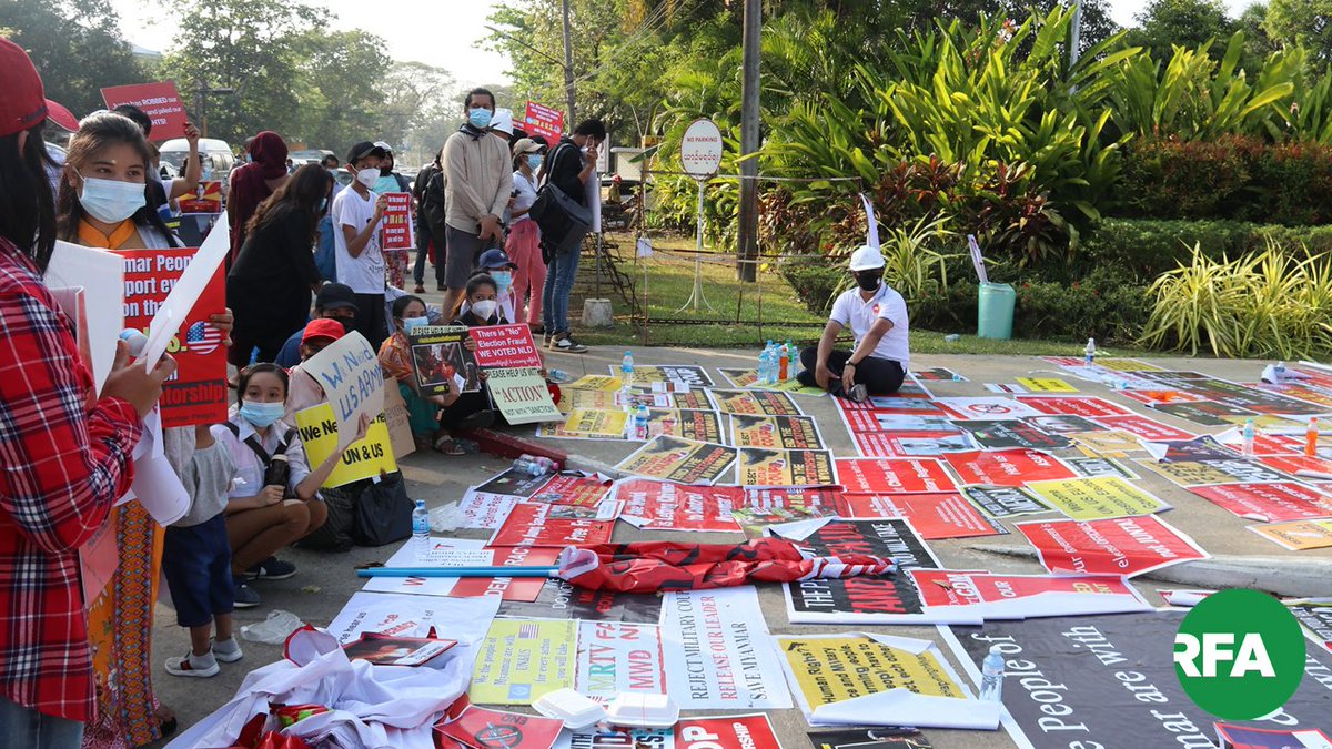 ရန်ကုန်မြို့၊ အမေရိကန်သံရုံးရှေ့မှာ ဖေဖော်ဝါရီ ၁၅ ရက်နေ့ ဒီနေ့ညနေပိုင်းမှာ စစ်အာဏာရှင်စနစ်ဆန့်ကျင်ရေးဆန္ဒပြနေကြတဲ့ လူငယ်တွေကို တွေ့ရတာဖြစ်ပါတယ်။