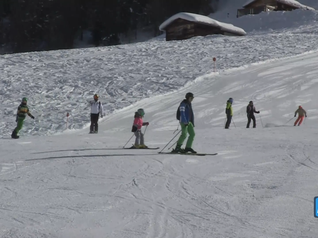 Corriere's tweet photo. A Livigno impianti chiusi, ma le persone sciano lo stesso  https://t.co/FSY00rQTMo https://t.co/CbfQqXcoX8