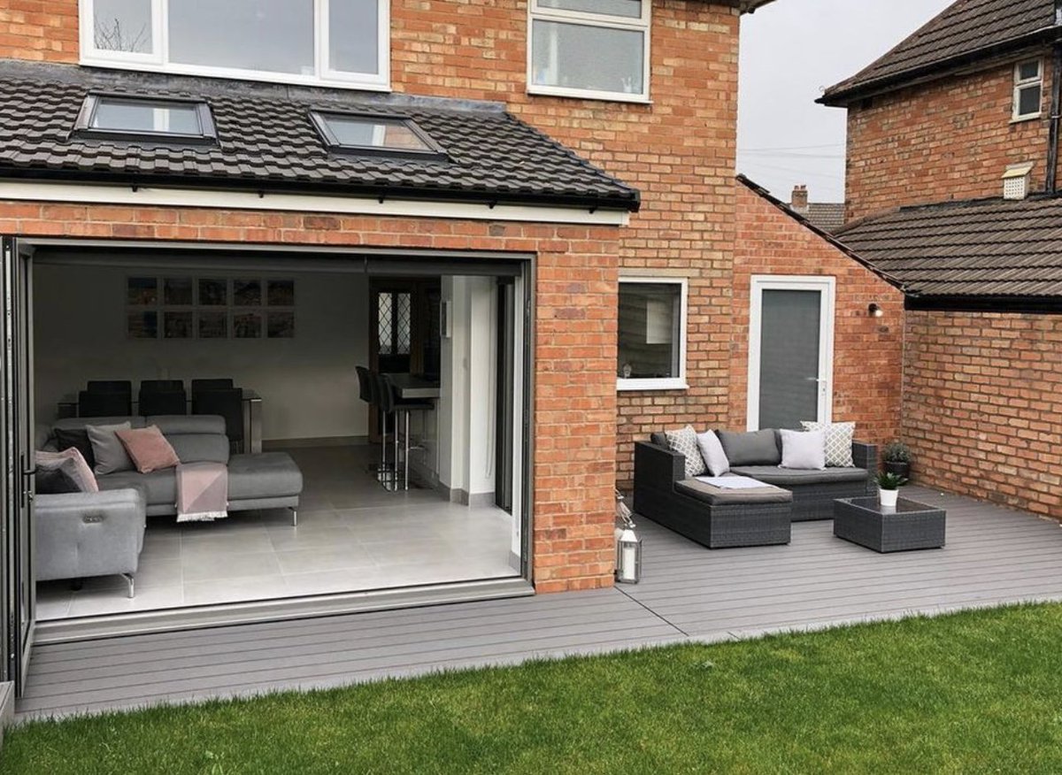 ecoscape_uk's tweet photo. Simplicity at its best. Perfectly executed Clarity Graphite composite deck. Tying the open plan extension in with the garden space.

#compositedecking #greycompositedecking #lowmaintenacegarden #decking #renovation #gardenrenovation #extension #landscapedesign #gardeninspiration https://t.co/Bi9OIihlpr