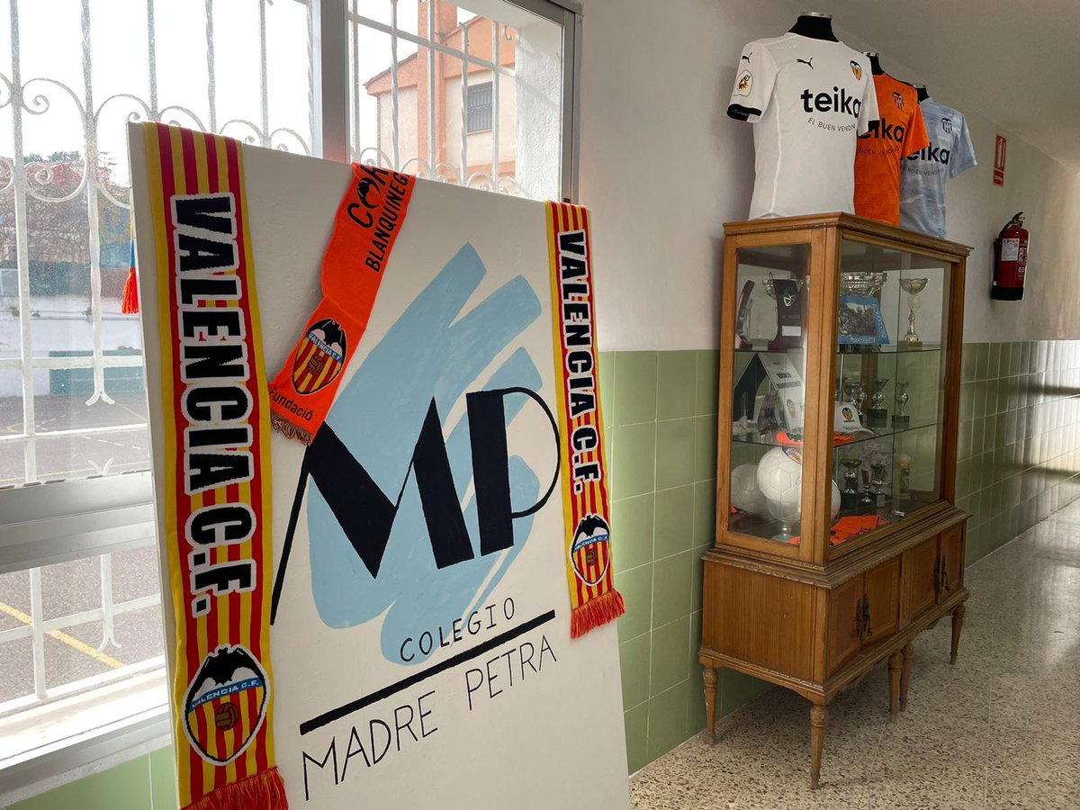 FVCF_Events's tweet photo. 👦🏻👧🏻 Los alumnos del Colegio Madre Petra de Torrent, en el marco de Escoles #CORblanquinegre 🖤 y cumpliendo los protocolos sanitarios, tienen la oportunidad de visitar la exposición histórica #EllesSomTots 🤝, del #VCFfem 🦇, que la #VCFfun ha preparado en el propio centro ⤵️ https://t.co/0IXBzlfZkk