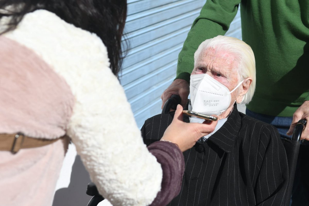 Las señoras Ana Buenestado y Emilia Sánchez, con 103 años cada una, han sido las primeras en acudir hoy al centro de salud de Villanueva de Córdoba para ser vacunadas contra el COVID-19 acompañadas por sus familiares. Su primera salida desde hace meses.