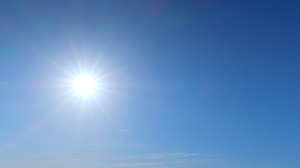 KNMI's tweet photo. De lente was vorig jaar uitzonderlijk zonnig. De link met een schonere lucht als gevolg van de lockdown door #corona werd al snel gemaakt. Onterecht, blijkt uit onderzoek van onder andere KNMI en @WUR. https://t.co/RhV7ITxXc4 https://t.co/DFCd0t0Aar