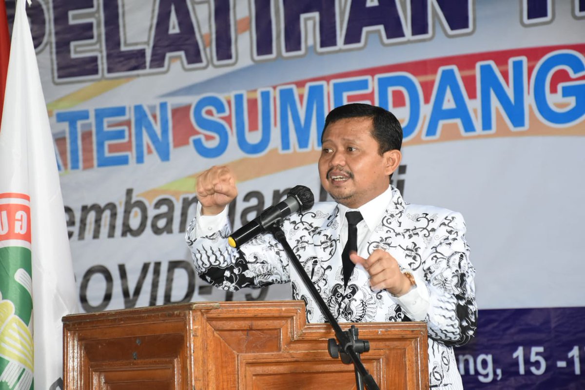 HumasSumedang's tweet photo. Dalam rangka penguatan eksistensi guru di masa pandemi Covid-19,  Pemerintah Kabupaten Sumedang melalui Dinas Pendidikan Kabupaten Sumedang menggelar Pendidikan dan Pelatihan (Diklat) Teknologi Informasi dan Komunikasi (TIK) bagi Guru SD se-Kabupaten Sumedang.
.
. https://t.co/wfogBSJUMx