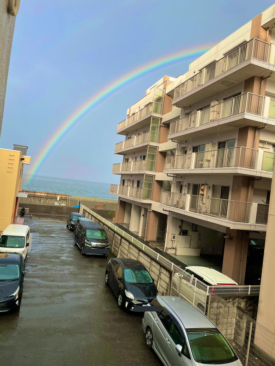 o_kento0628's tweet photo. 【拡散希望】
会社から虹が見えて、よく見たら二重の虹が見えた🌈
コロナや地震で色々大変だけど、この写真を見た人に『良いこと』が訪れますように。たくさんの人が見れるように拡散お願いします！！
#虹　#二重虹 https://t.co/2NvZIo6fsk
