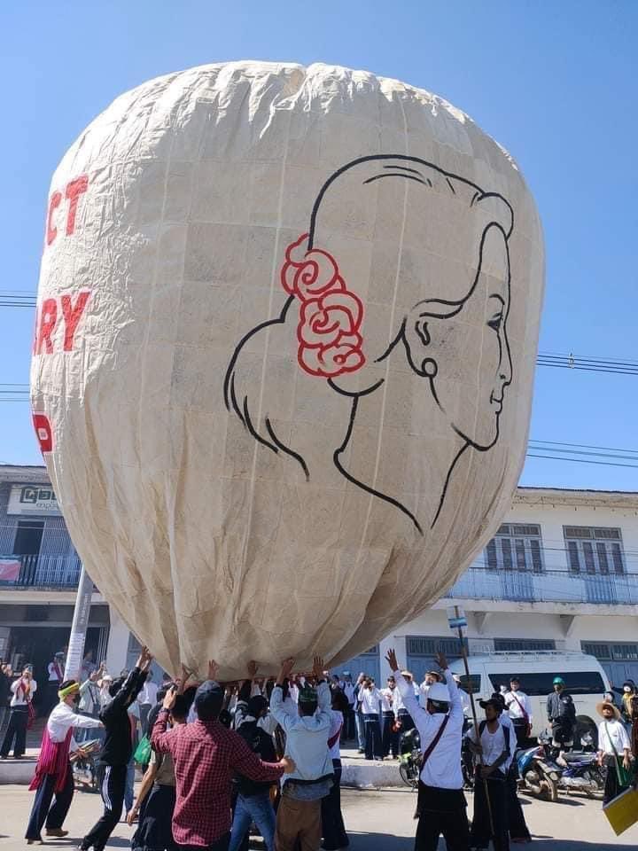 Swdo10's tweet photo. In Taung-gyi, Shan state, Myanmar, today the citizens released hot air balloons as a part of asking for democracy. Please do respect our votes and return our chosen leaders back. 
#WhatsHappeningInMyanmar
#Feb15Coup https://t.co/8ByFBCxRbd