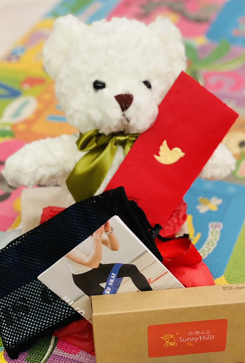 Pleasant surprise!!
My hubby said that we’ll eat the pineapple tarts first and exercise with the resistance bands later.. very thoughtful, thank you <a href="/Sara_Cheng2020/">Sara Cheng</a> #YearOfTheOx