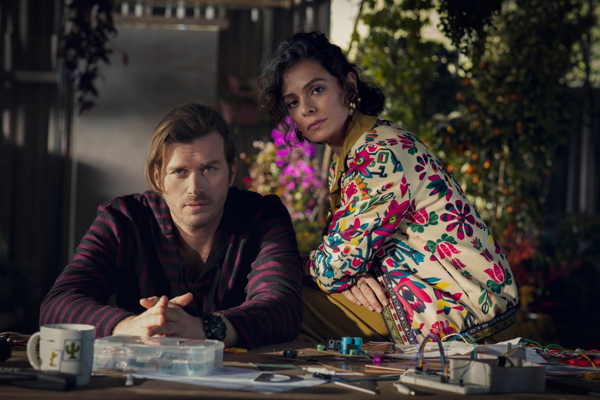 netflixturkiye's tweet photo. Kıvanç. Özge. Tolga. Bundan fazla söze gerek yok. Çok yakında. Sadece Netflix’te. https://t.co/ZtWp3dl0kw