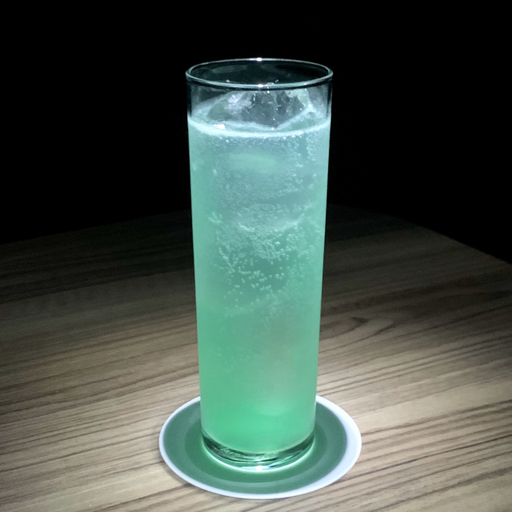Bar Luciano エメラルドクーラー ジン ミントリキュール レモンジュース タンサンupのロングカクテル 名前の通り宝石のように美しい色を湛えた1杯で 爽快感も味わえますので リフレッシュするのにもってこいです このカクテルと共に 皆様と一日でも Bar Luciano エメラルドクーラー ジン ミントリキュール レモンジュース タンサンupのロングカクテル 名前の通り宝石のように美しい色を湛えた1杯で 爽快感も味わえますので リフレッシュするのにもってこいです このカクテルと共に 皆様と一日でも