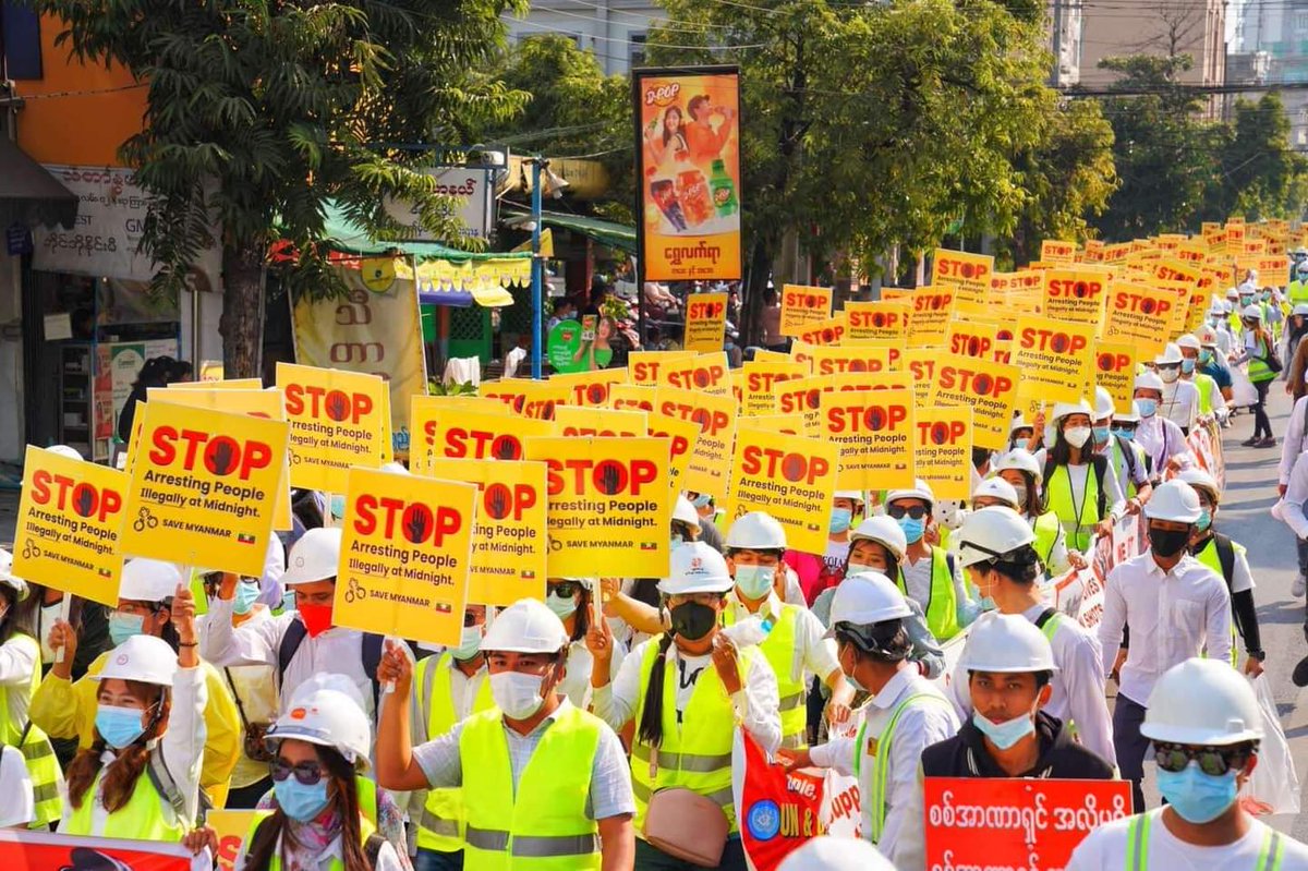 ZweHtetWin9's tweet photo. Mandalay Engineers Group  👏👏✊🏻✊🏻
15-2-2021 (ဓာတ်ပုံ - နေဇာလင်း )

#SaveMyanmar
#RejectMilitaryCoup
#JusticeForMyanmar
#AgainstMyanmarMilitaryCoup
#CivilDisobedienceMovement https://t.co/3baacZdMm1